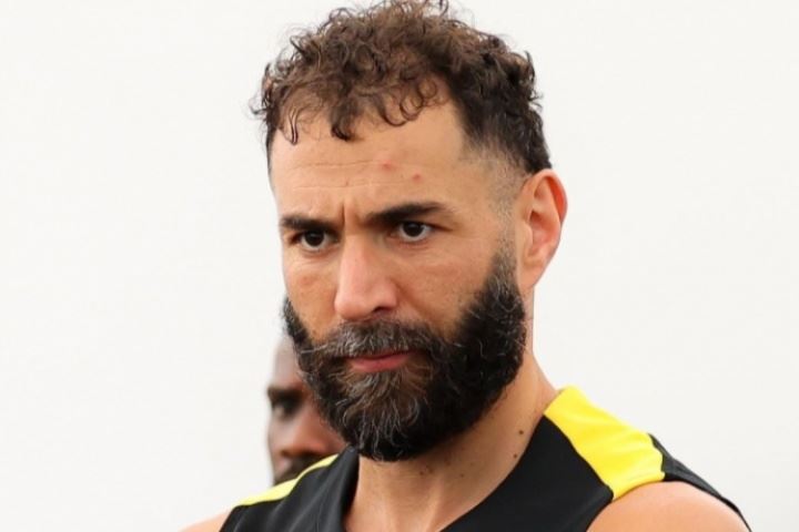 😶‍🌫️略显沧桑？37岁本泽马近照：发量渐少，胡子变白