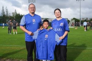 赛后对晕倒球迷施救！申花邀请球迷夫妇一家参观基地并送签名球衣