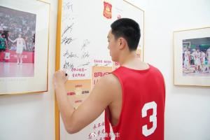 媒体人：集训队走廊海报标注每一个潜在对手 我们早已长时间研究