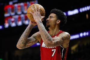 稳定拿到两双！韦尔15中7&罚球6中6拿到20分14篮板 另有1断1帽