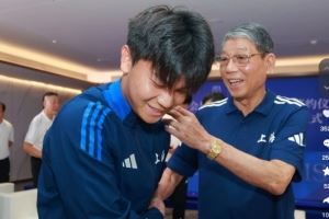 蒯纪闻:非常感谢徐导和这帮小兄弟 希望未来在顶峰相见