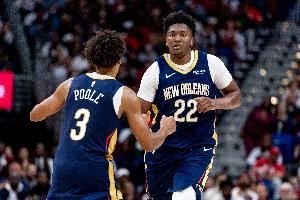 给你打出名堂了!鹈鹕13号秀奎因突破对抗上篮再打成2+1!