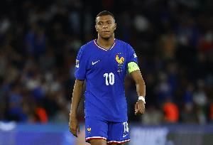 姆巴佩本赛季俱乐部+国家队出战20场比赛,打进22球助攻4次